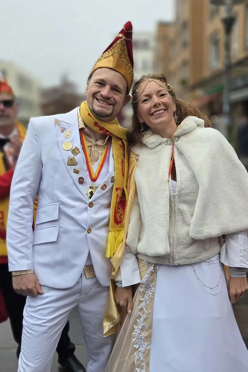 Das Prinzenpaar Steffi II. und Paul I. in weißen Kostümen